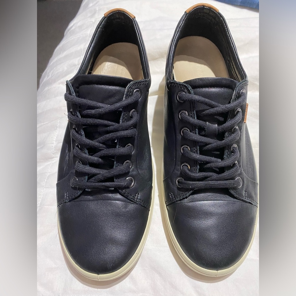 Women’s size 9 Ecco soft 7 shoes.